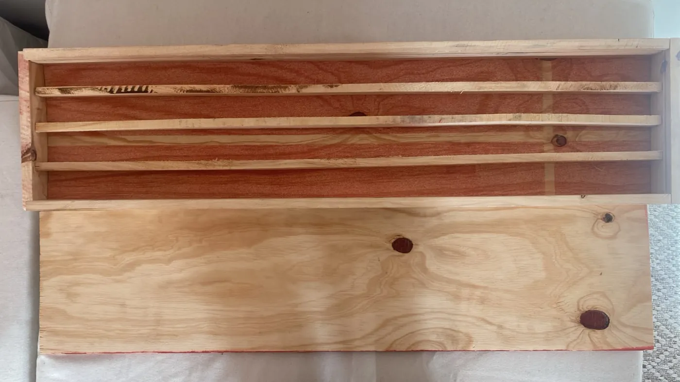 Caja porta testigos GEOBOX vista desde arriba: cuatro canales con separadores y la tapa corrediza al lado