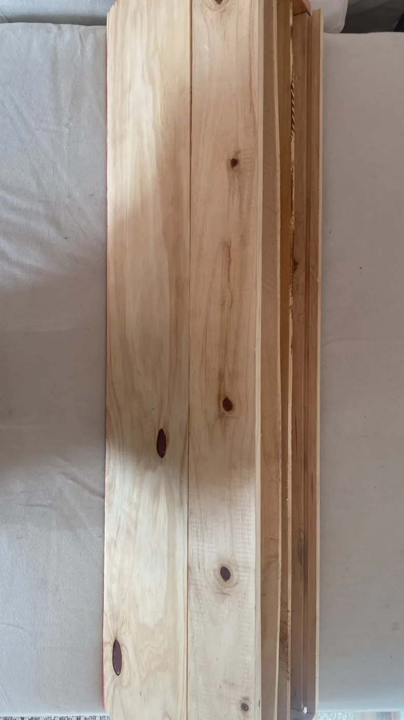 Tablas de pino seleccionadas que forman la tapa y el cuerpo de la caja